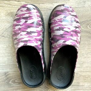 Oofos Purple Camo Clogs size 9